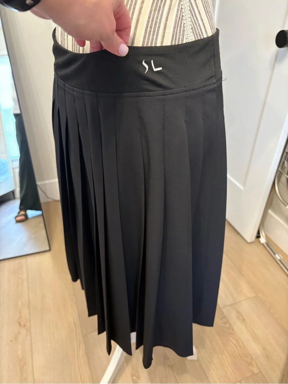 Black Pleated Women's Skirt by The Slim Skirt sz M athletic lightweight knee